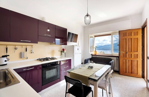 Ghiffa House | Lake View Holiday Home 'Casa di Zelda' with Private Garden