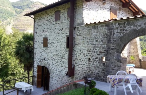 Villa A Roggio House | Cozy Holiday Home 'Lavanda' with Mountain View & Pool