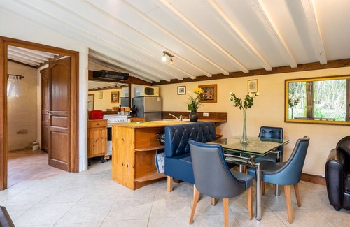 Gemozac House | Inviting Holiday Home 'Le Cottage' with Pool and Terrace