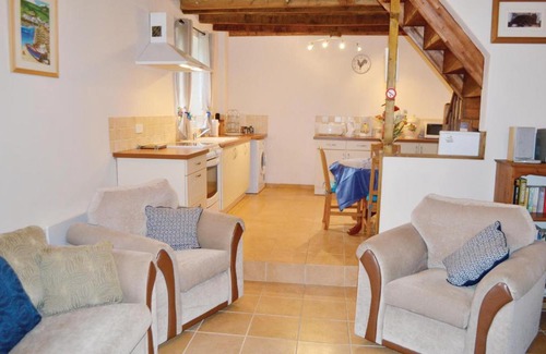 Le Faouet House | Inviting Home in Le Faouët with Kitchen & Family-Friendly Perks