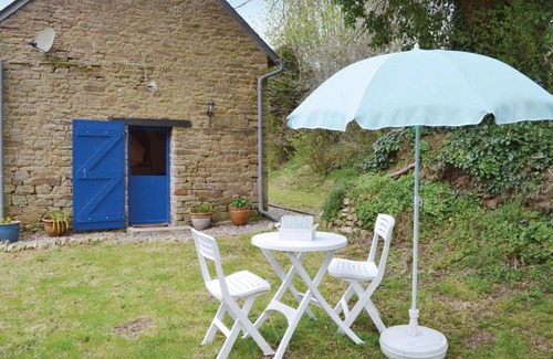 Le Faouet House | Inviting Home in Le Faouët with Kitchen & Family-Friendly Perks