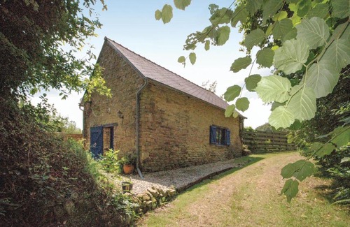 Le Faouet House | Inviting Home in Le Faouët with Kitchen & Family-Friendly Perks