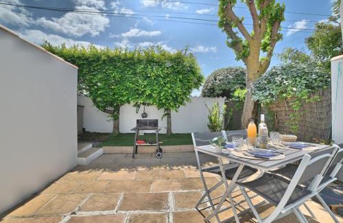 Cheray House | Relax at Holiday Home Le Moulin de la Filasse with Pool