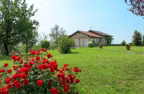 Grazzano Badoglio House | Cozy Retreat: Le Rose Rosse with Pool & Child-Friendly Spaces