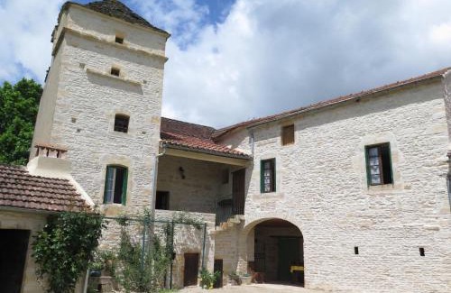 Nuzejouls House | Pet-Friendly Holiday Home Le Mas de Serre with Pool