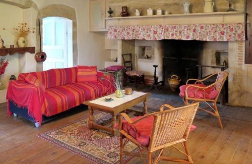 Nuzejouls House | Pet-Friendly Holiday Home Le Mas de Serre with Pool