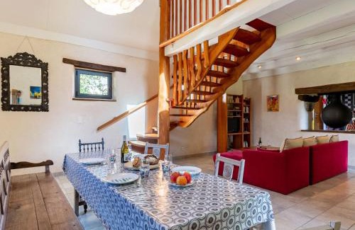 Elliant House | Elegant Holiday Home Les Trois Baudets - Family Friendly Escape