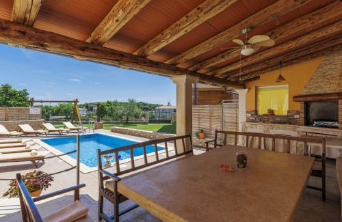 Stinjan House | Pet-Friendly Holiday Home Licardo with Pool & Kitchen