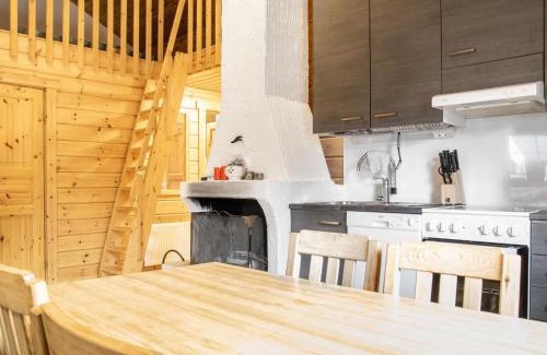 Yllasjarvi House | Cozy Holiday Home Lomaylläs with Hot Tub & Family-Friendly Vibe