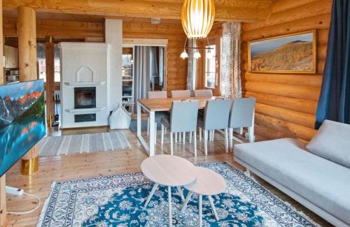 Akaslompolo House | Exceptional Holiday Home Lompakko with Hot Tub & 10/10 Rating