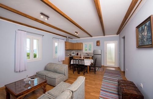 Sivros Apartment | Holiday Home 'Lovely' with Balcony, Wi-Fi and Air Conditioning