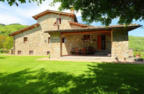 Torsoli House | Pet-Friendly Holiday Home Lucolena with Pool & High Rating