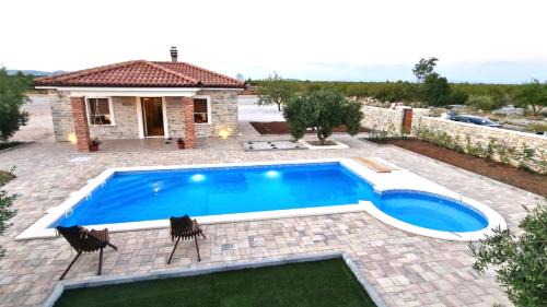 Cista Velika House | Discover Tranquil Bliss at Holiday Home Lunnis