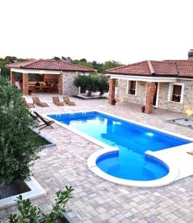 Cista Velika House | Discover Tranquil Bliss at Holiday Home Lunnis