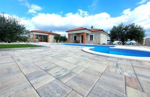 Cista Velika House | Discover Tranquil Bliss at Holiday Home Lunnis
