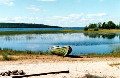 Posio House | Cozy Holiday Home Mäntyaho with Hot Tub & Pet Friendly