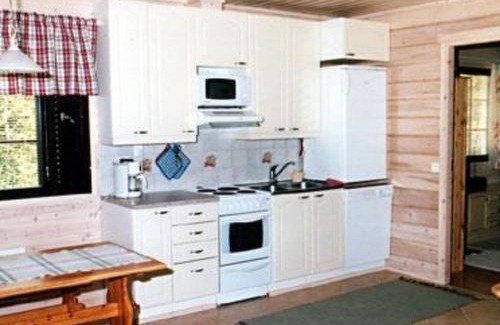 Posio House | Cozy Holiday Home Mäntyaho with Hot Tub & Pet Friendly