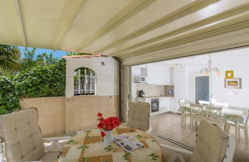Mareda Apartment | Beachfront Holiday Home M&M with Pool & Ocean Views
