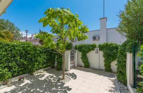 Mareda Apartment | Beachfront Holiday Home M&M with Pool & Ocean Views