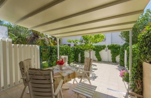 Mareda Apartment | Beachfront Holiday Home M&M with Pool & Ocean Views