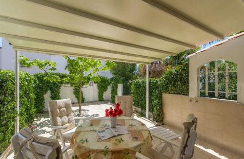Mareda Apartment | Beachfront Holiday Home M&M with Pool & Ocean Views