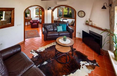 El Tosalet House | Guest Rated 9.5: Holiday Home Mabrouk with Pool Oasis