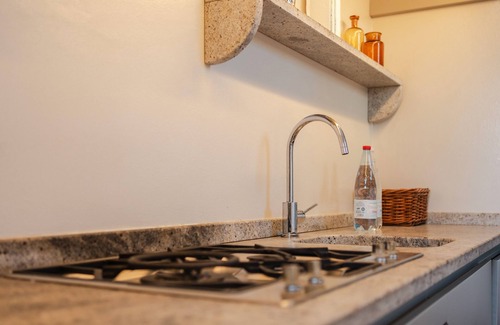 Cortona Apartment | Holiday Home 'Magazzino 1' with Shared Pool, Wi-Fi and Air Conditioning