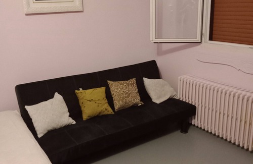 Montlucon House | Holiday Home 'Maison Complète' with Private Terrace, Balcony and Wi-Fi