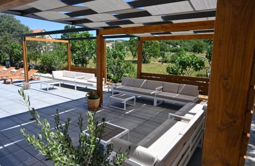 Cista Provo House | Relaxing Holiday Home MALI RAJ with Pool & Child Friendly