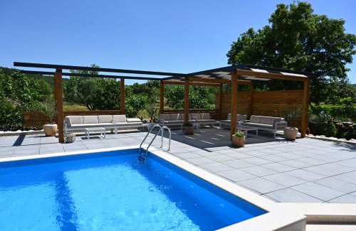 Cista Provo House | Relaxing Holiday Home MALI RAJ with Pool & Child Friendly