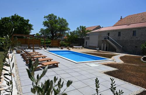 Cista Provo House | Relaxing Holiday Home MALI RAJ with Pool & Child Friendly