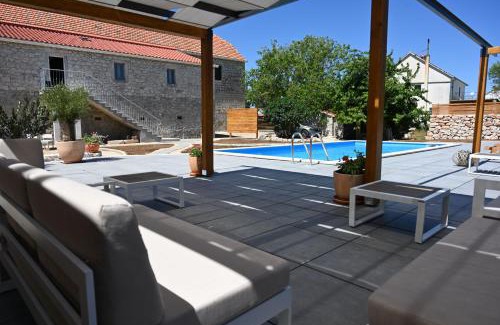 Cista Provo House | Relaxing Holiday Home MALI RAJ with Pool & Child Friendly