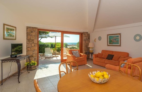 Portobello House | Oceanfront Holiday Home Massimo: Family & Pet Friendly Stay