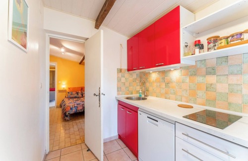 Garrigues House | Cozy Holiday Home 'Mazet' with Private Terrace and Garden