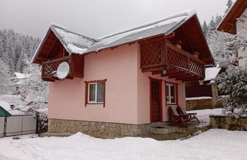 Yaremche House | Relaxing Holiday Home Melodiya Karpat with Pool & Dining