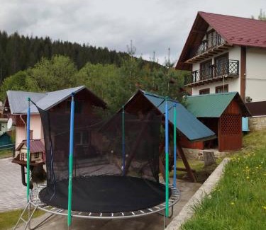 Yaremche House | Relaxing Holiday Home Melodiya Karpat with Pool & Dining