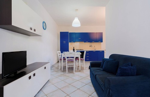 Porto Cesareo House | Holiday Home 'Mery' with Shared Pool, Shared Terrace and Air Conditioning