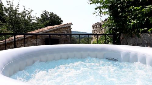 Buzet Villa | Pet-Friendly Holiday Home Mia&Emi with Hot Tub & Kids’ Fun