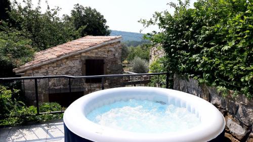Buzet Villa | Pet-Friendly Holiday Home Mia&Emi with Hot Tub & Kids’ Fun