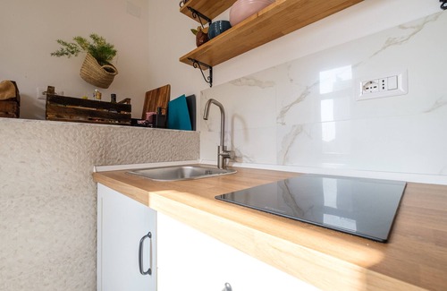 Spadafora House | Pet-Friendly Holiday Home 'Mira' with Ocean View Terrace