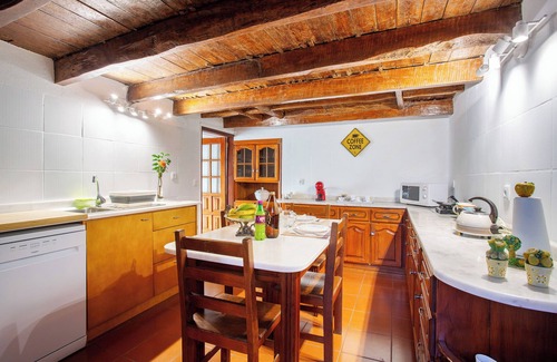 Estrela da Calheta House | Seaside Retreat: Mother's House with Private Terrace & Wi-Fi
