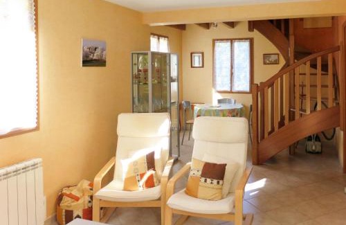Felzins House | Pet-Friendly Holiday Home Mouty with High Guest Ratings