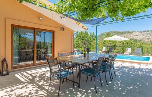 Sibenik House | Pet-Friendly 3 Bedroom Home with Pool in Mravnica