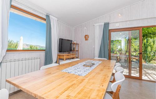 Sibenik House | Pet-Friendly 3 Bedroom Home with Pool in Mravnica