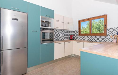 Sibenik House | Pet-Friendly 3 Bedroom Home with Pool in Mravnica