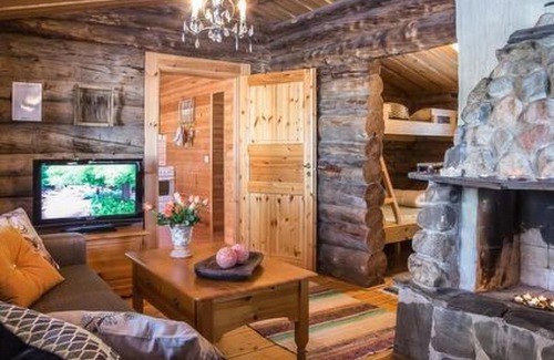 Asikkala House | Cozy Holiday Home Näätämö with Hot Tub & Pet-Friendly Stays