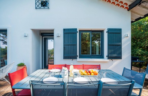 Soorts-Hossegor House | Holiday Home 'Near Hossegor Lake' with Private Terrace, Private Garden and Wi-Fi