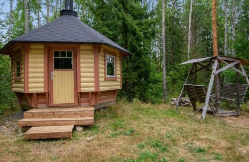 Aatola House | Family-Friendly Holiday Home Neitlinna with Hot Tub