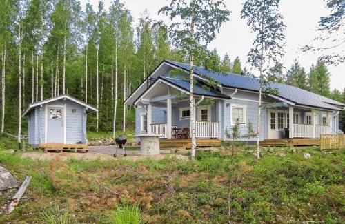 Lotjola House | Delightful Holiday Home Nestori with Hot Tub & Kitchen