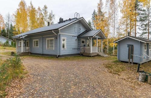 Lotjola House | Delightful Holiday Home Nestori with Hot Tub & Kitchen